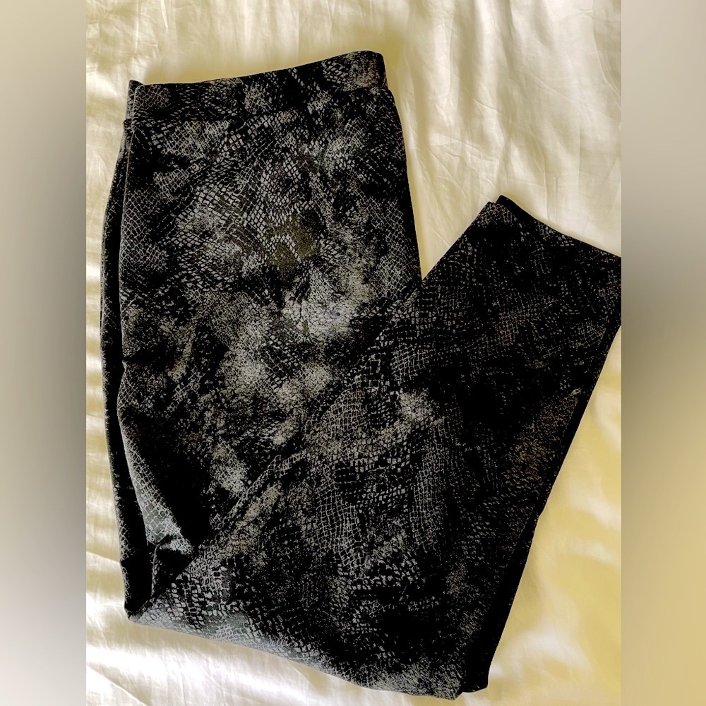 Dark gray and black snakeskin leggings - 3x